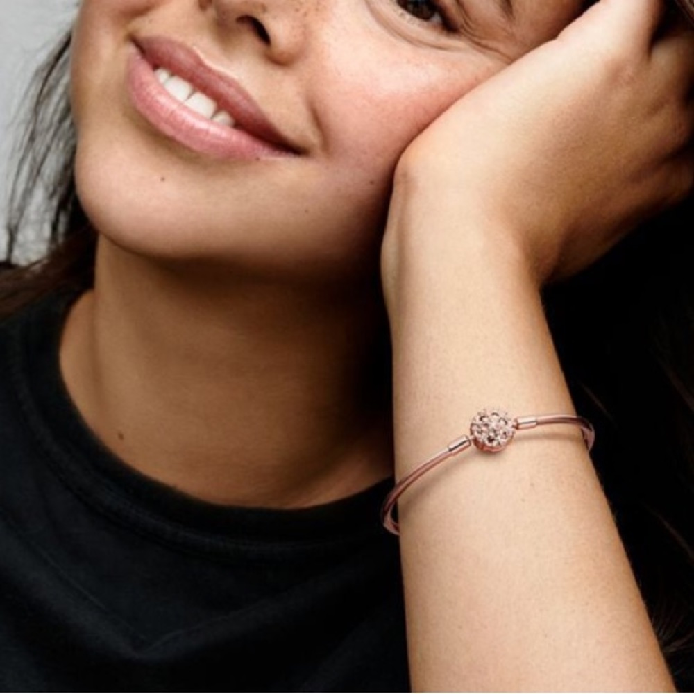 Pandora Moments Sparkling Snowflake Clasp Bangle-Rose Gold Plated - Picture 6 of 9